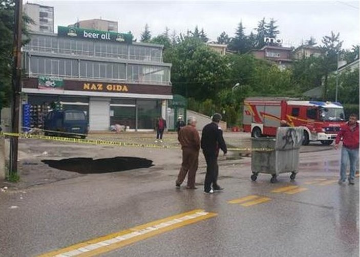 Ankara'da yol çöktü, otomobil çukura düştü