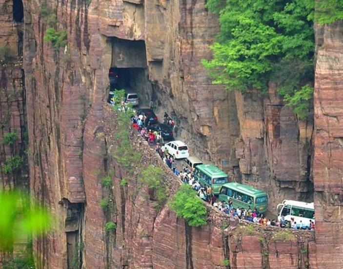 Çin'de 1700 metre yükseklikte yol inşa edildi