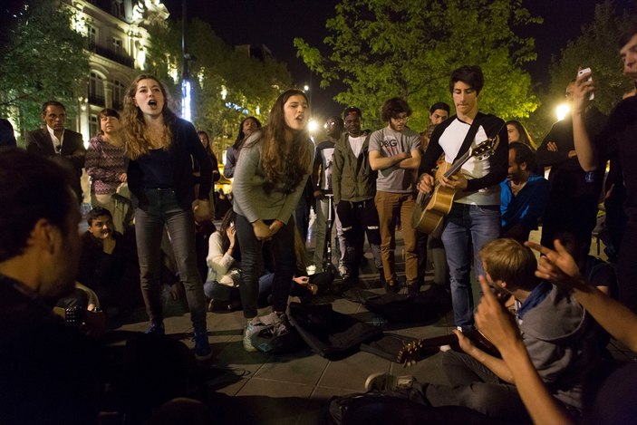 Fransa'da gece ayakta protestoları devam ediyor