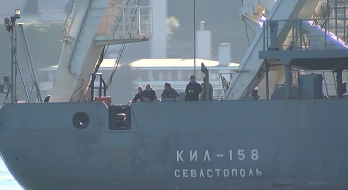 Rus gemisi Boğaz’dan tankla geçti
