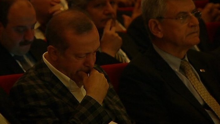 Erdoğan 'Hoşçakal Anne' şiirinde gözyaşlarını tutamadı