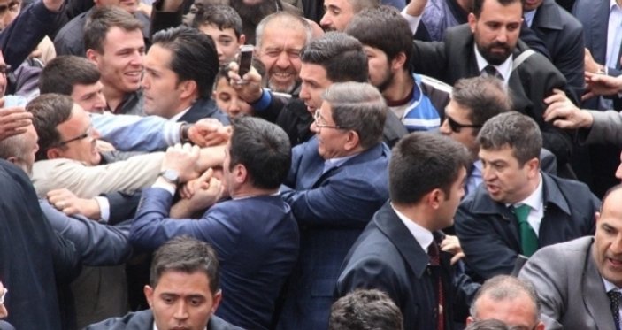 Davutoğlu'nun eli tokalaşmaktan incindi