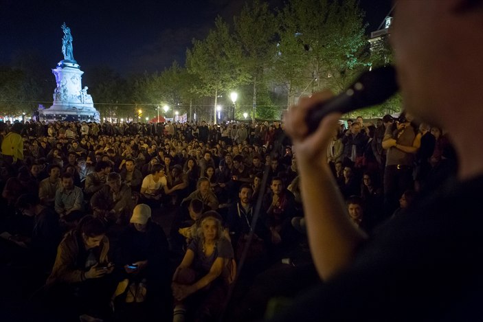 Fransa'da gece ayakta protestoları devam ediyor