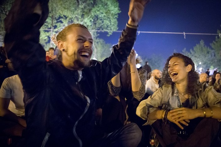 Fransa'da gece ayakta protestoları devam ediyor