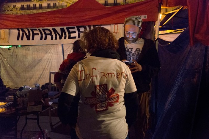 Fransa'da gece ayakta protestoları devam ediyor