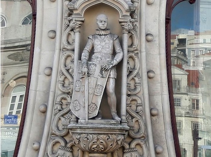 126 yıllık Dom Sabastiao heykelini selfie çekerken kırdı
