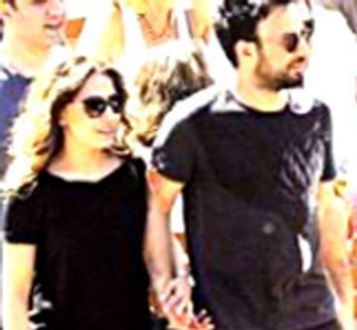 Tarkan eşi Pınar Dilek ile el ele gezdi