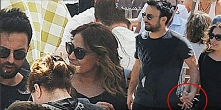 Tarkan eşi Pınar Dilek ile el ele gezdi
