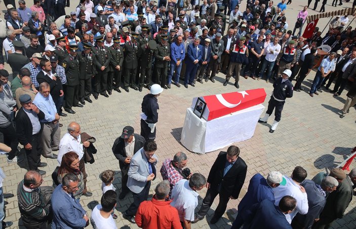 Şehit polisin cenazesinde duygulandıran diyalog