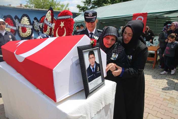 Şehit polisin cenazesinde duygulandıran diyalog