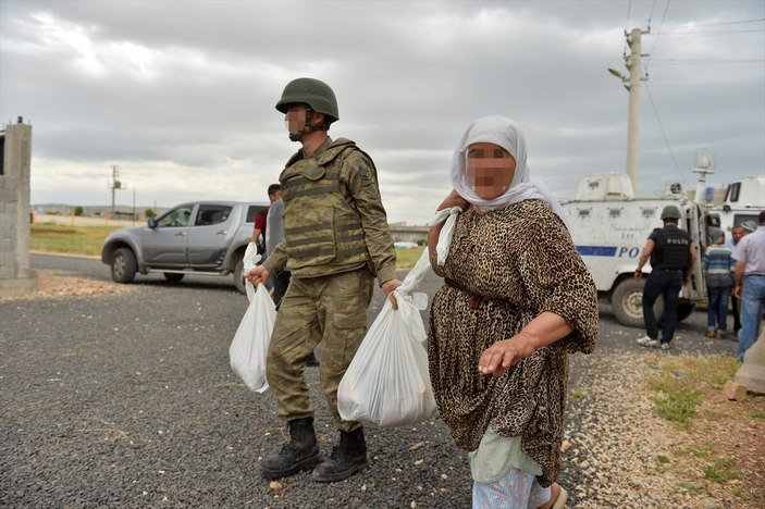 Mehmetçik'ten PKK mağdurlarına gıda yardımı