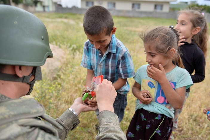 Mehmetçik'ten PKK mağdurlarına gıda yardımı