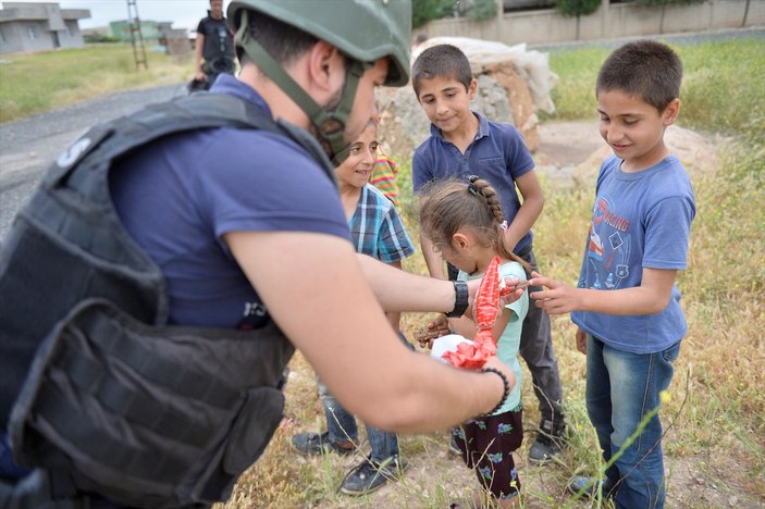 Mehmetçik'ten PKK mağdurlarına gıda yardımı