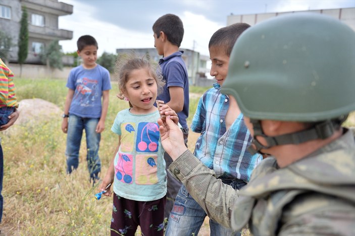 Mehmetçik'ten PKK mağdurlarına gıda yardımı