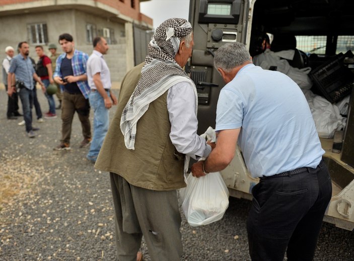 Mehmetçik'ten PKK mağdurlarına gıda yardımı