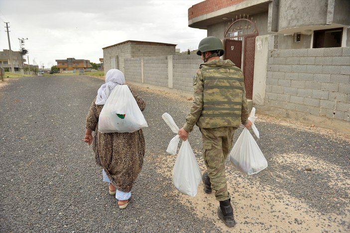 Mehmetçik'ten PKK mağdurlarına gıda yardımı