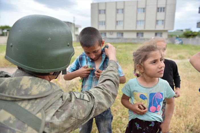 Mehmetçik'ten PKK mağdurlarına gıda yardımı