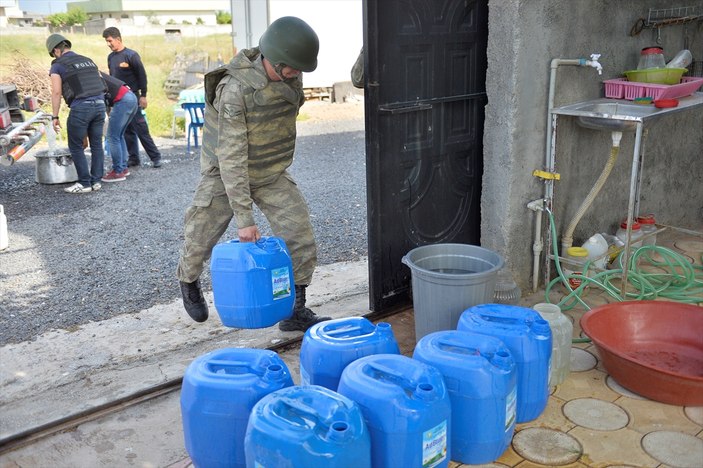 Mehmetçik'ten PKK mağdurlarına gıda yardımı