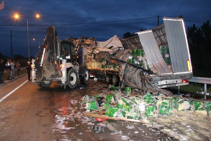 Samsun'da devrilen TIR yolun kapanmasına sebep oldu