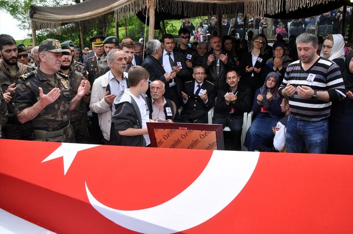 Şehidin silah arkadaşının kolunda yazan ayet