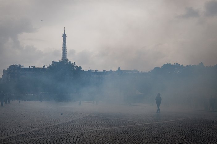 Fransız polisi göstericilerle çatıştı