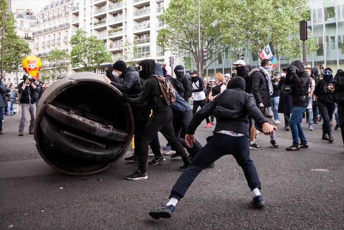 Fransız polisi göstericilerle çatıştı