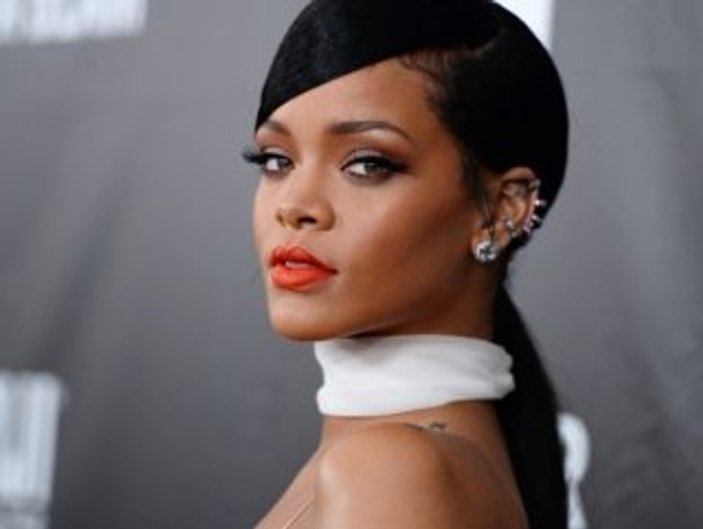 Rihanna’dan öğrencilere burs