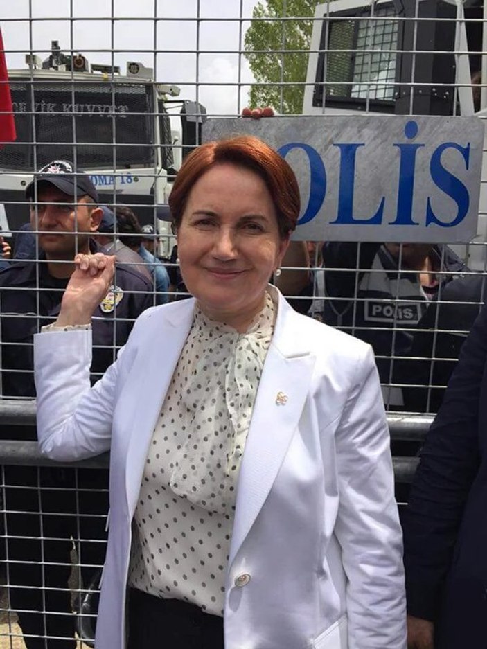 Akşener polis barikatına dayandı: Buradan ayrılmayacağım