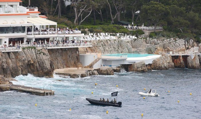 Cannes'da maskeli tanıtım terör saldırısı sanıldı