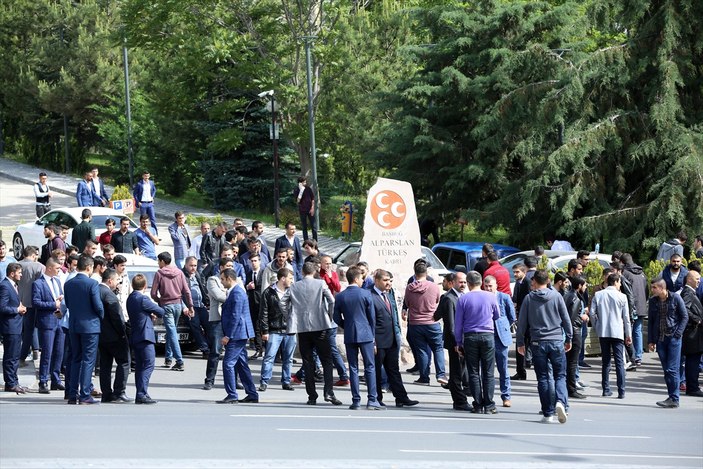 Ülkücüler Türkeş'in kabrine girişi kapattı