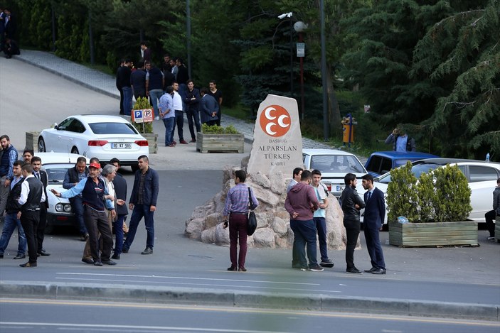 Ülkücüler Türkeş'in kabrine girişi kapattı