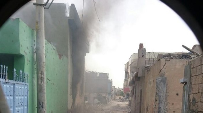 Nusaybin'de PKK'lılar sıkıştırıldıkları evi yakıp kaçtı