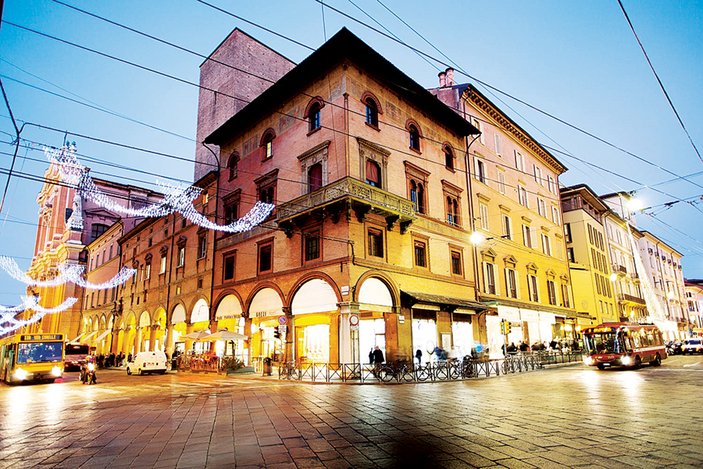 Bolonya mutluluk dağıtıyor