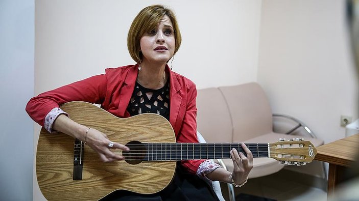 Görme engelli psikologdan hastalarına müzikli terapi