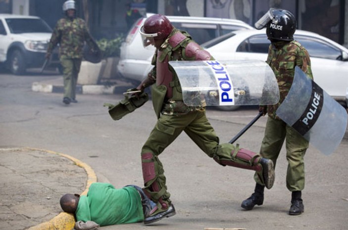 Kenya'da polisin protestocunun kafasını ezdiği anlar İZLE