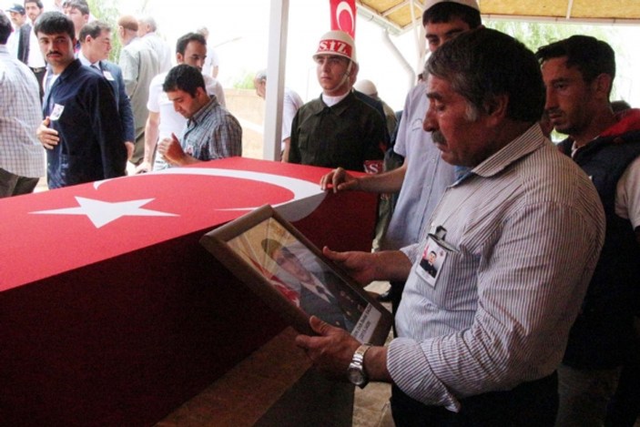 Şehit yakını cenazede Demirtaş'a Kürtçe beddua etti