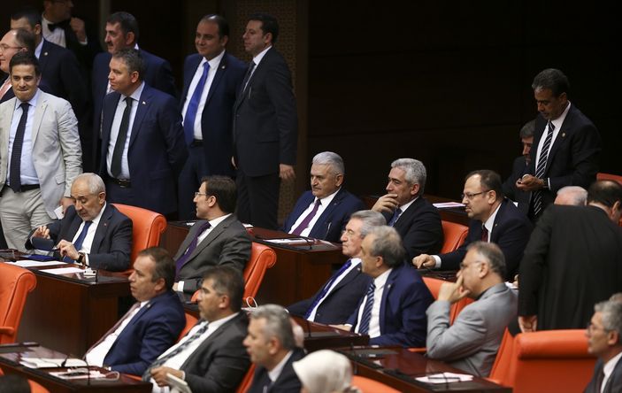 Başbakan Davutoğlu TBMM'de AK Parti sıralarına oturdu