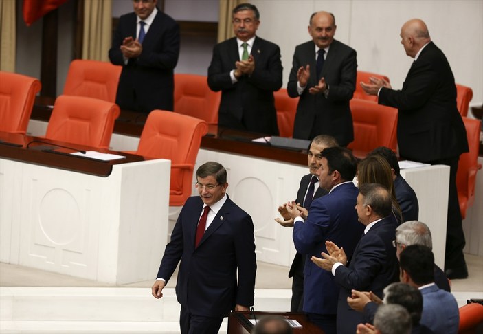 Başbakan Davutoğlu TBMM'de AK Parti sıralarına oturdu