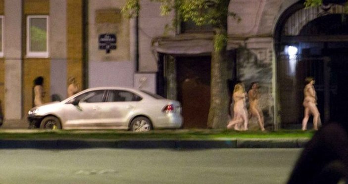 Rus polisler hayat kadınlarını çırılçıplak yürüttü