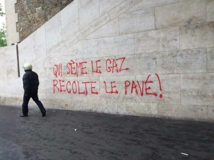 Fransa'da eylemcilerden polise mesaj
