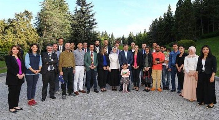 Davutoğlu Başbakanlık muhabirleriyle vedalaştı
