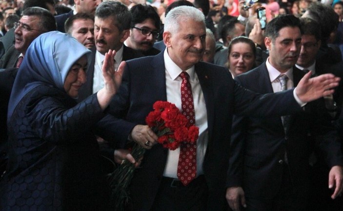 Binali Yıldırım eşinin duasıyla salona girdi