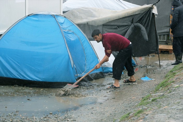 İdomeni'deki mülteci kampını su bastı