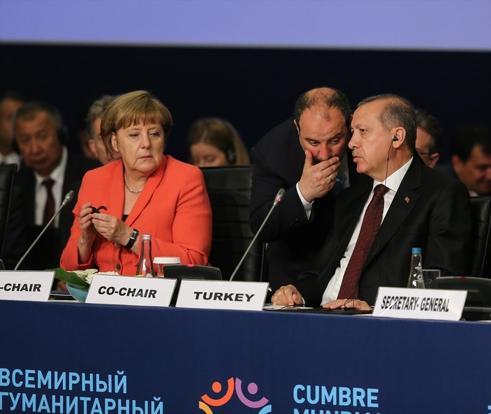 Merkel İstanbul'daki zirvede Erdoğan'la yan yana