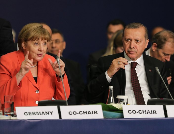 Merkel İstanbul'daki zirvede Erdoğan'la yan yana