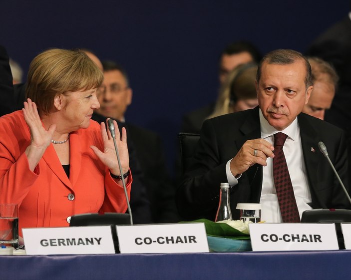 Merkel İstanbul'daki zirvede Erdoğan'la yan yana