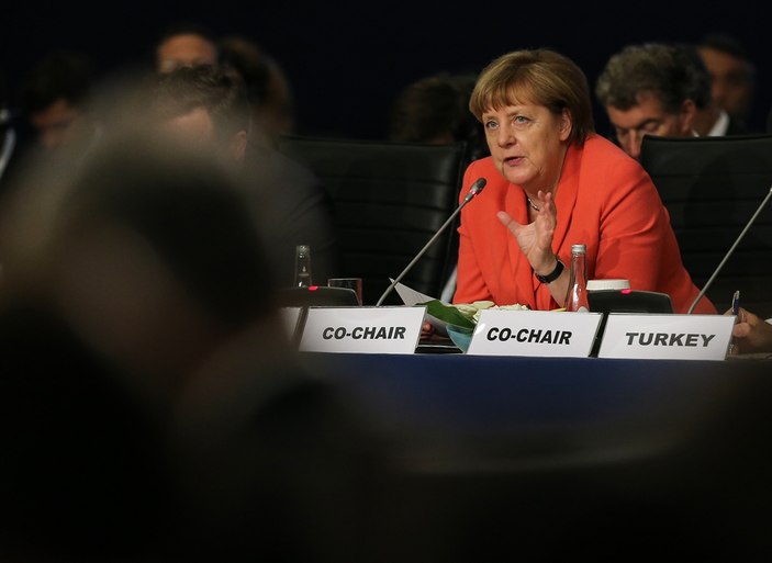 Merkel İstanbul'daki zirvede Erdoğan'la yan yana