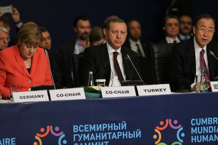 Merkel İstanbul'daki zirvede Erdoğan'la yan yana