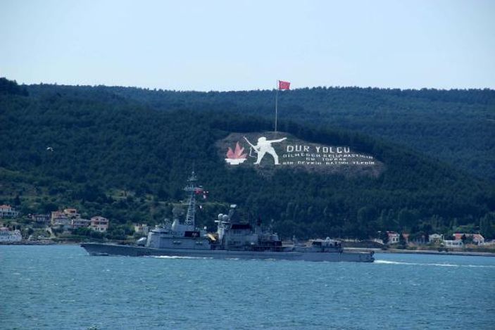 Fransız askeri gemisi Çanakkale'den geçti