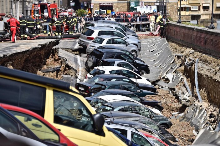 İtalya'da yol çöktü: 20 araç çukura düştü